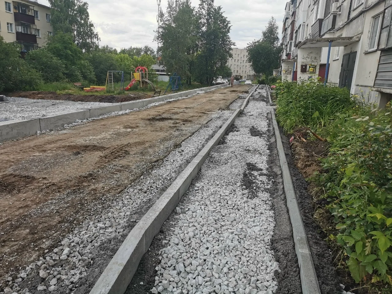 В Миасском городском округе продолжаются плановые работы по благоустройству дворов в рамках программ