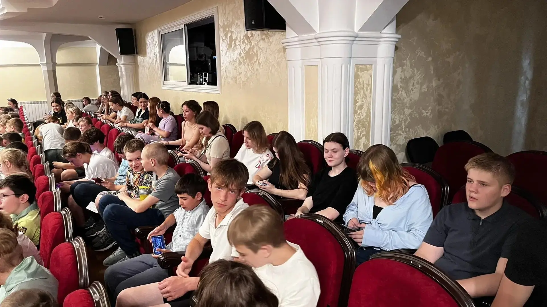 🎭 Наш хоровой лагерь сегодня в театре!

🌟Сегодня наши ребята стали зрителями невероятного спектакл