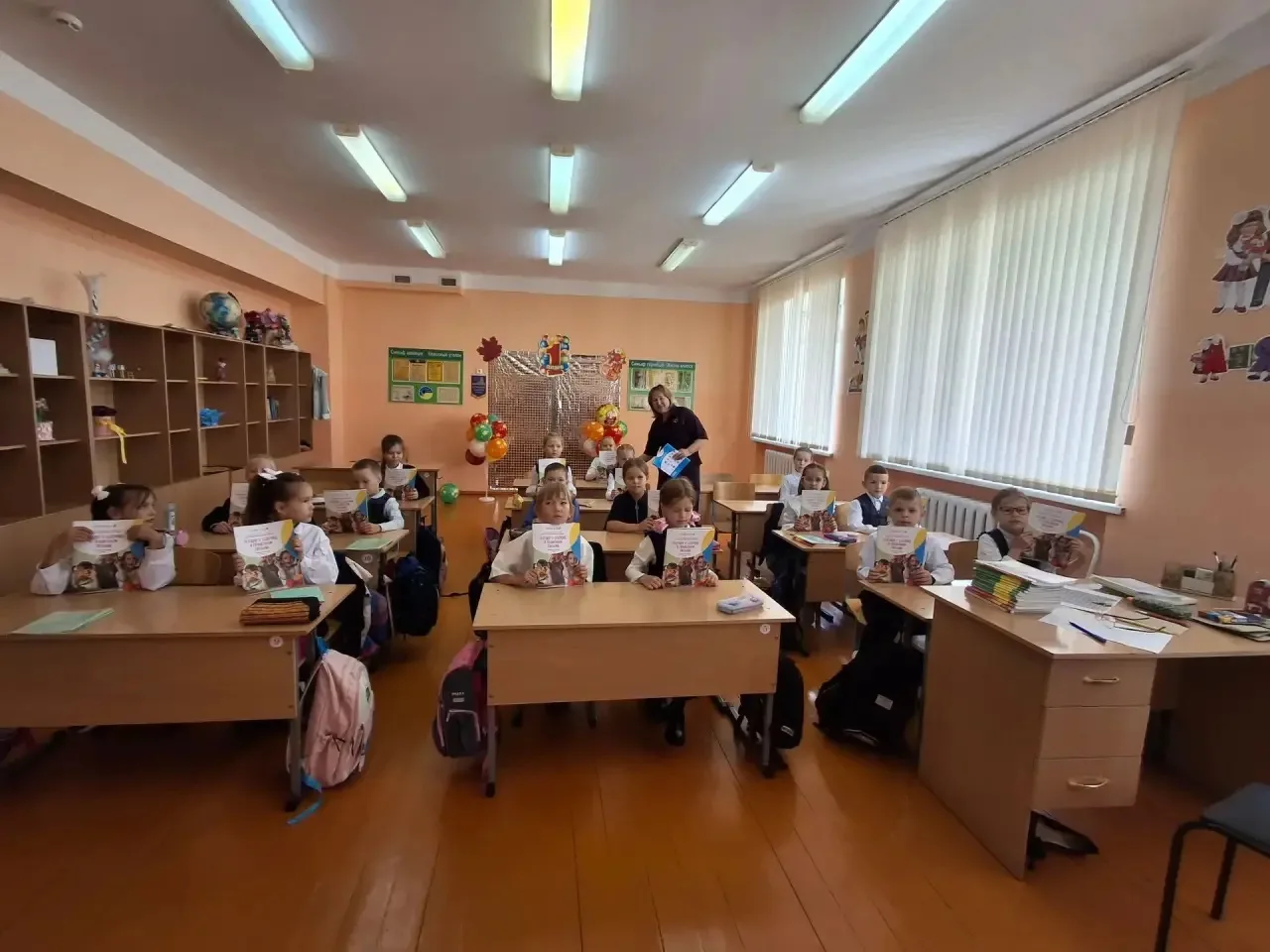 Сегодня в нашей школе для  1-6 классов прошла акция по вручению рабочих тетрадей програ...