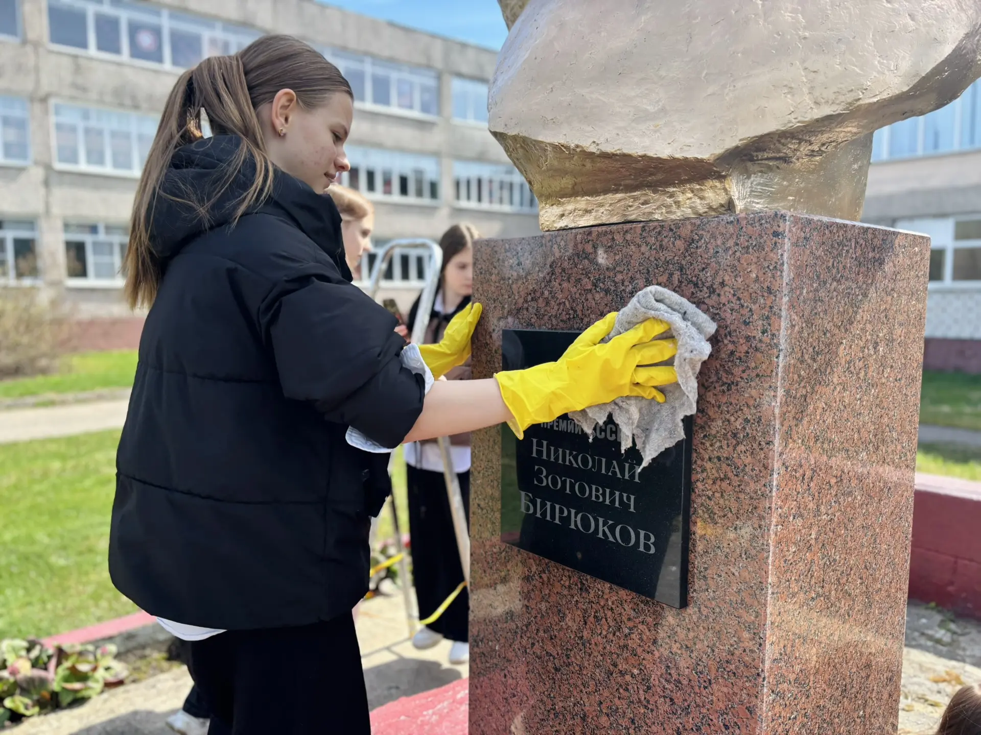 🇷🇺«Я ПОМНЮ»🕊️  🙏🏻В рамках Акции «Я помню» наши ребята и педагоги организовали и произвели уход за по