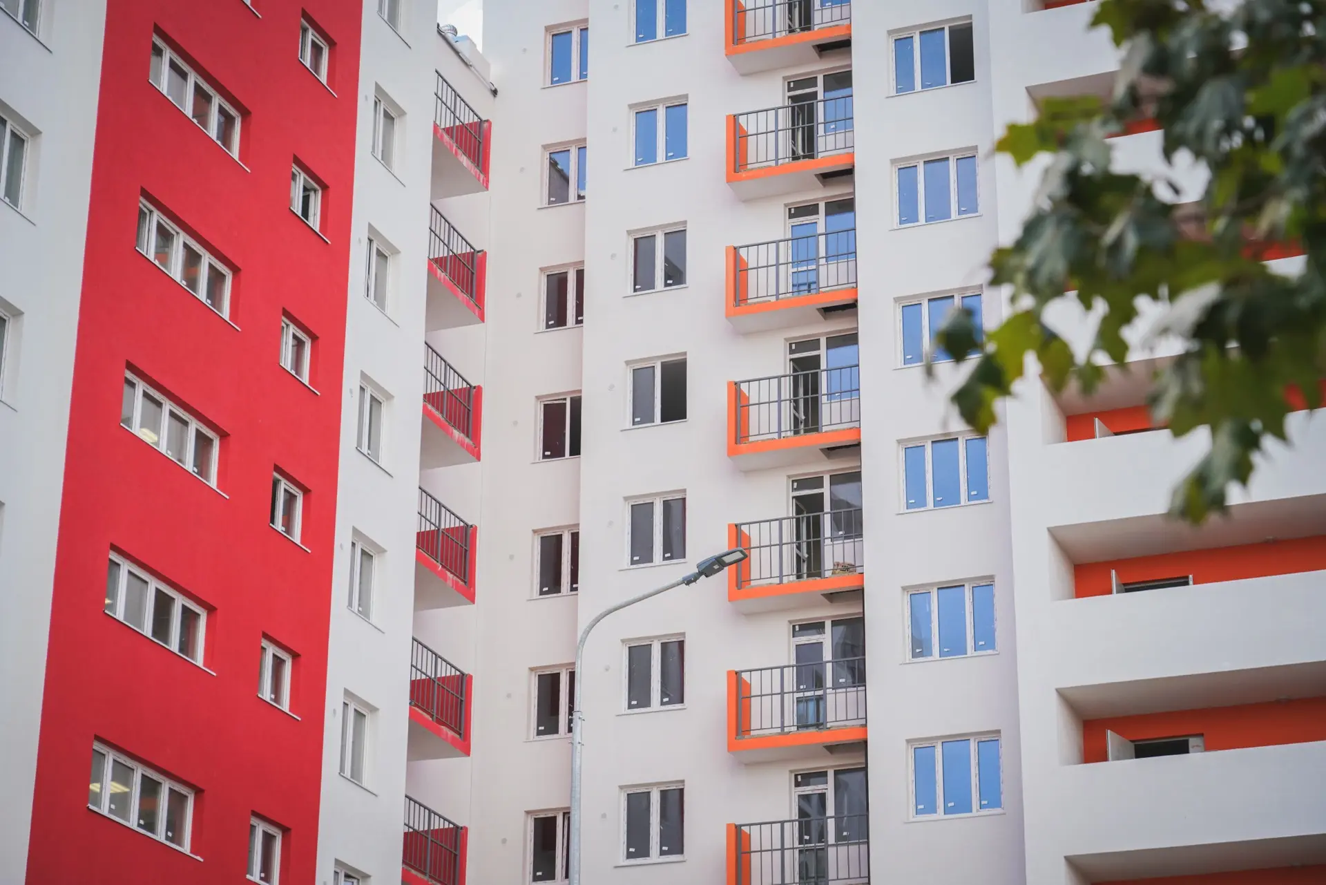 261 новая квартира, светлые подъезды, просторные лестничные клетки, лифты, детская площ...