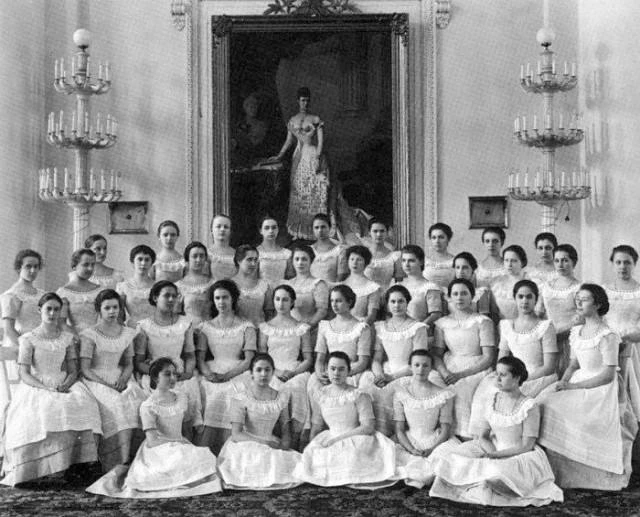 Выпуск Смольного 1917 года.