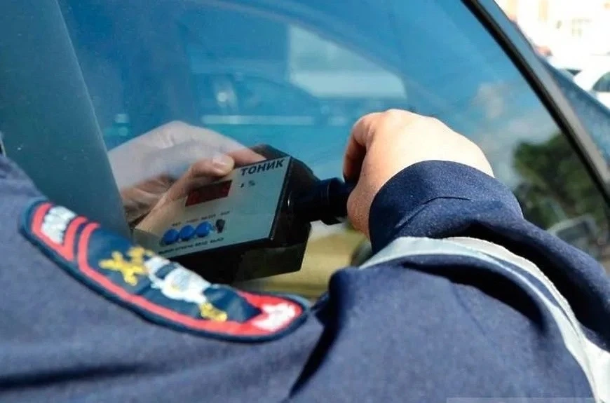 🚗🔗 В Боровичах водитель получил двое суток ареста за отказ снять тонировку