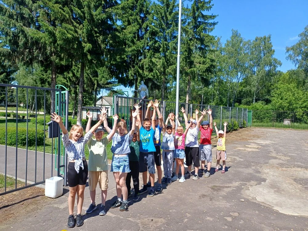 🌈 «Радуга» открывает двери в лето: как мы отметили День друзей!

9 июня в нашем пришкольном лагере 