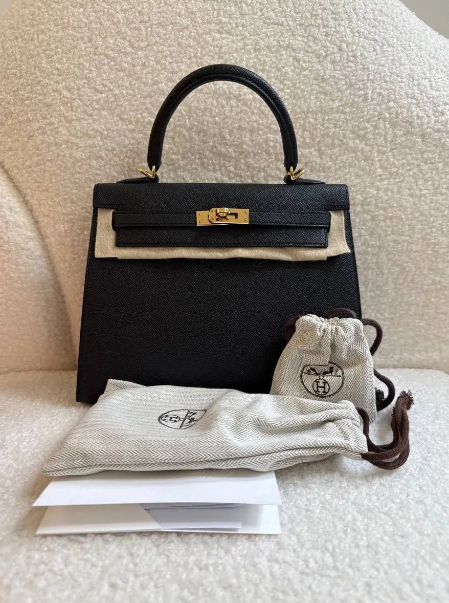 Hermes Kelly 25 🖤

Бренд: Hermes
Комплект: Пыльник
Состояние: отличное, без следов носки, хранилась