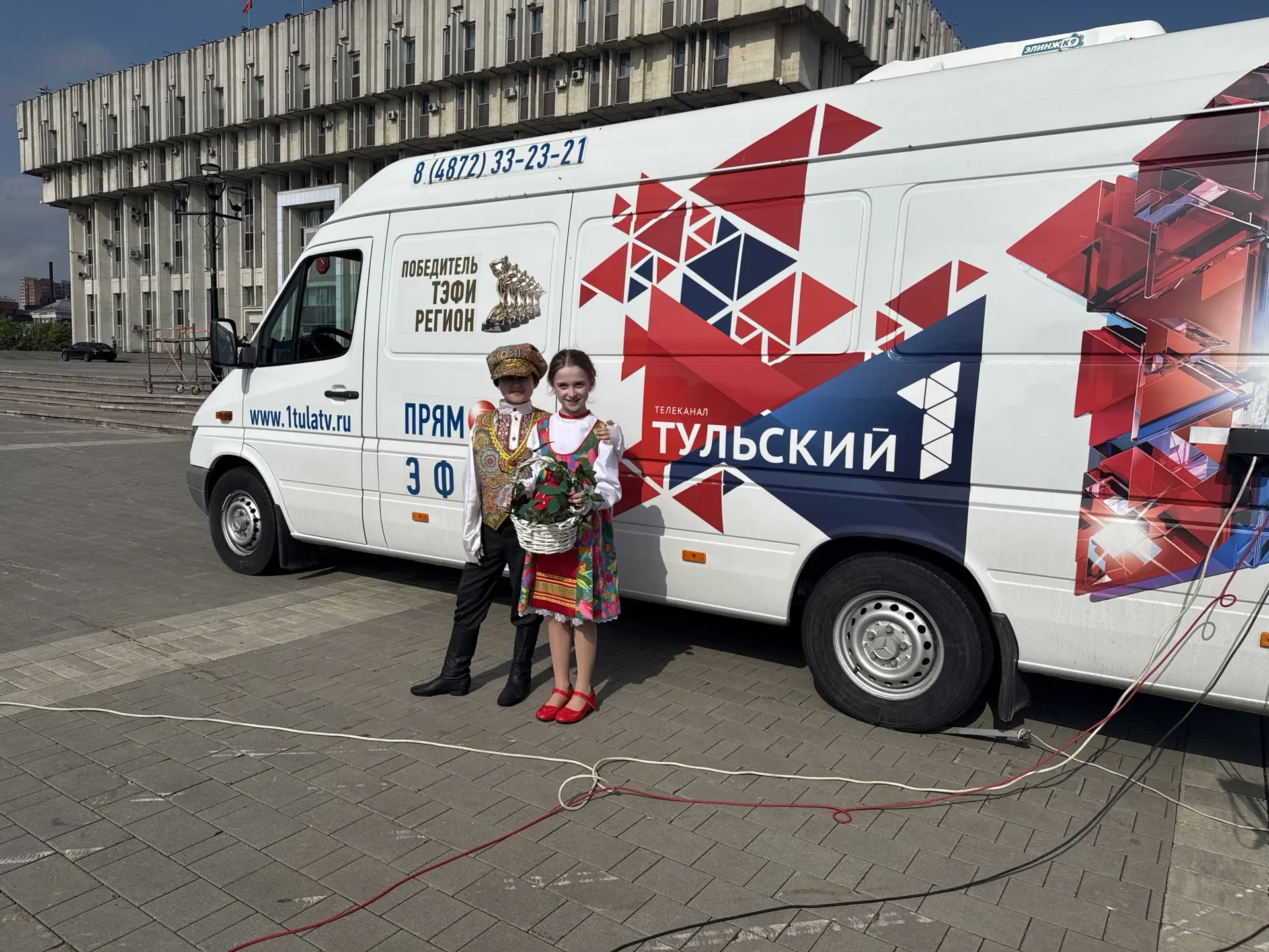 Сальникова Анна, ученица 3 класса Г, сегодня спела  в прямом эфире на Первом Тульском в составе вока