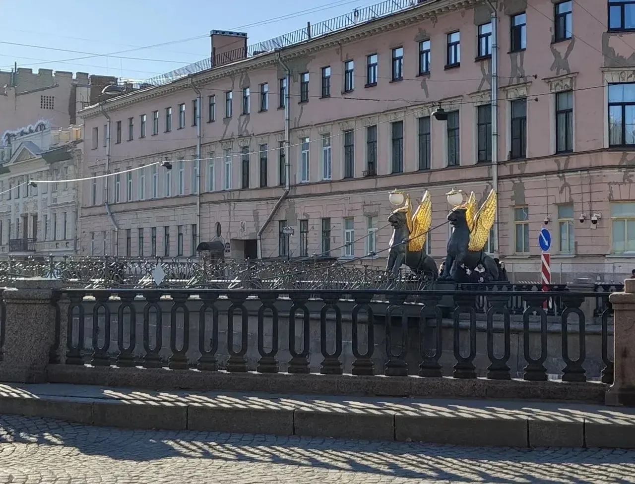 Почему мост в Санкт-Петербурге "Банковский", а не "Грифонов"?