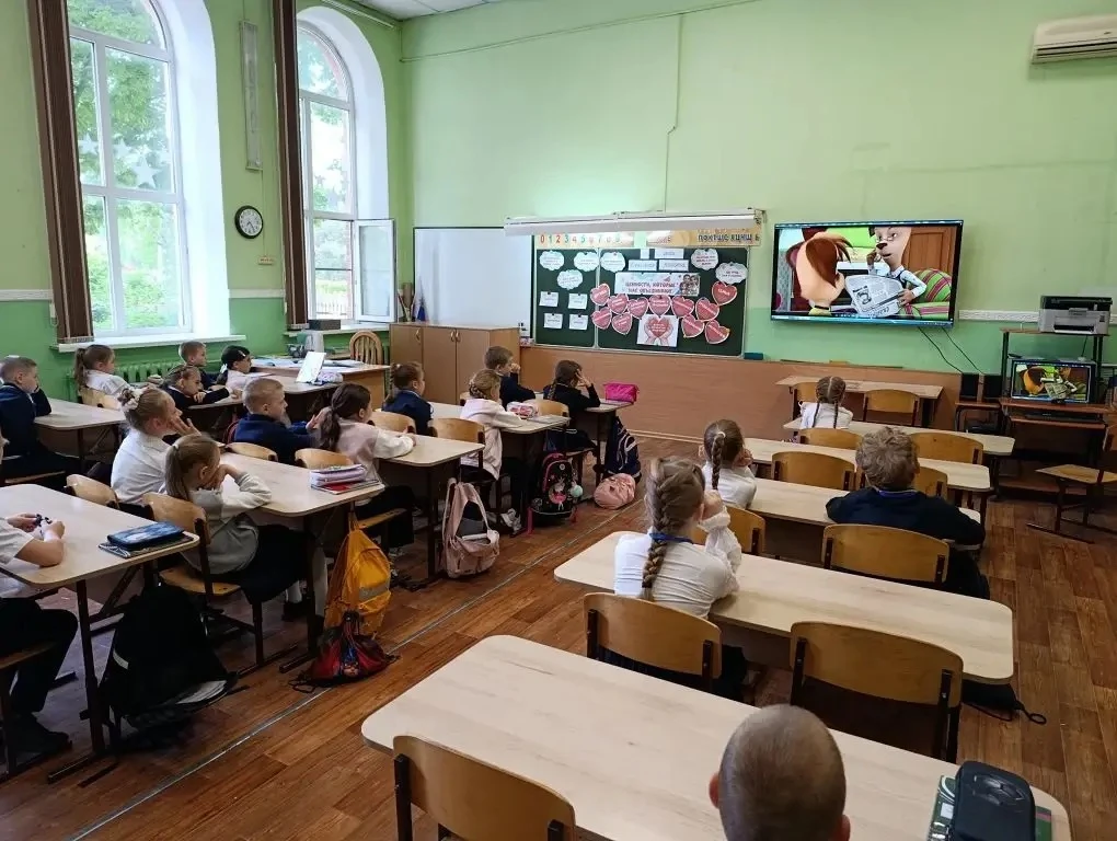 В 1 «А» классе состоялось внеурочное занятие из цикла «Разговоры о важном».  Темой урока стали «Ценн