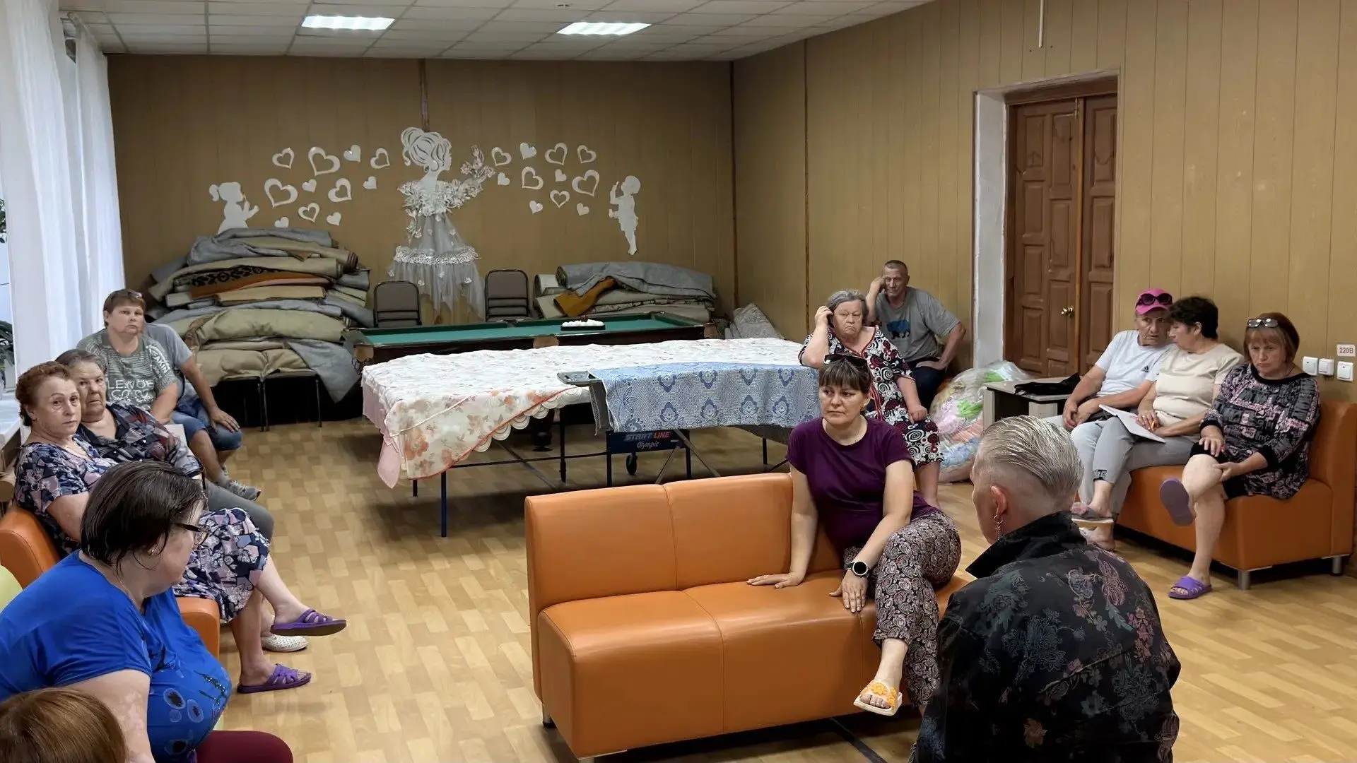 Сегодня, 6 июля, директор ООО «Чистый город» Наталья Фомина встретилась жителями сгоревшего дома на 