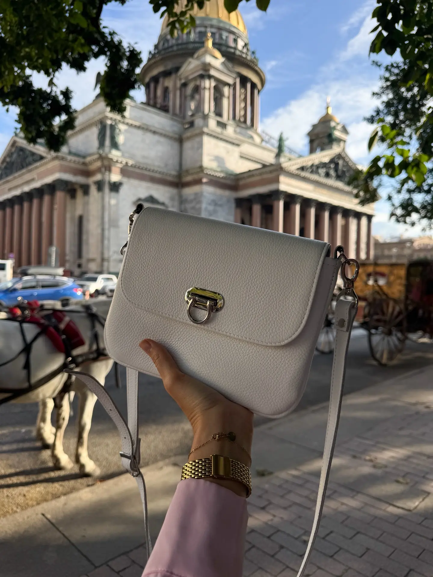 Белоснежная сумочка, которая в тени уже не кажется такой 🤭 Мы любим игру света) Хотя р...