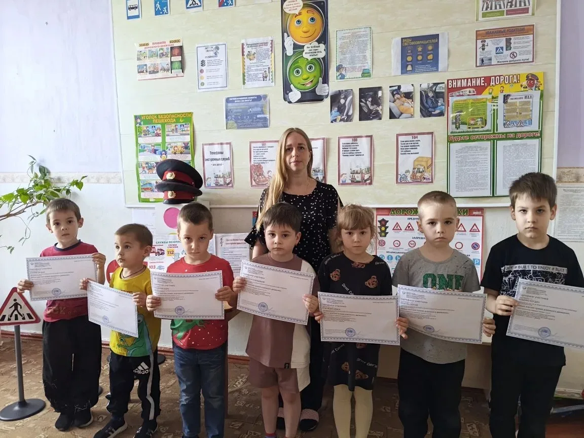 Воспитанники и воспитатели Василенко С.В.,Неделько О.С.  групп  «Улыбка» и «Гномики» пр...