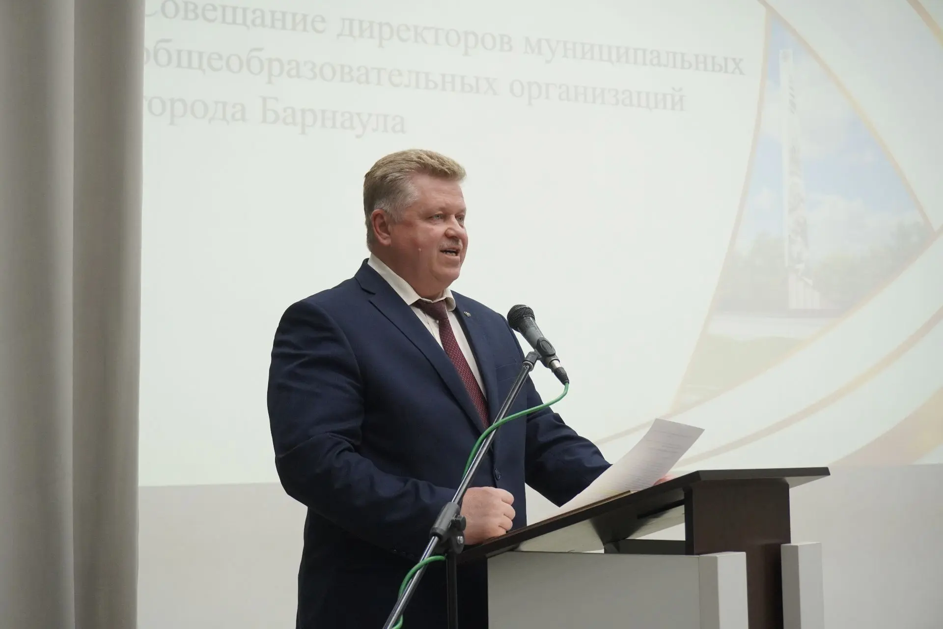 🏫 В Барнауле обсудили безопасность школ, подготовку к отопительному сезону и летнюю занятость подрос