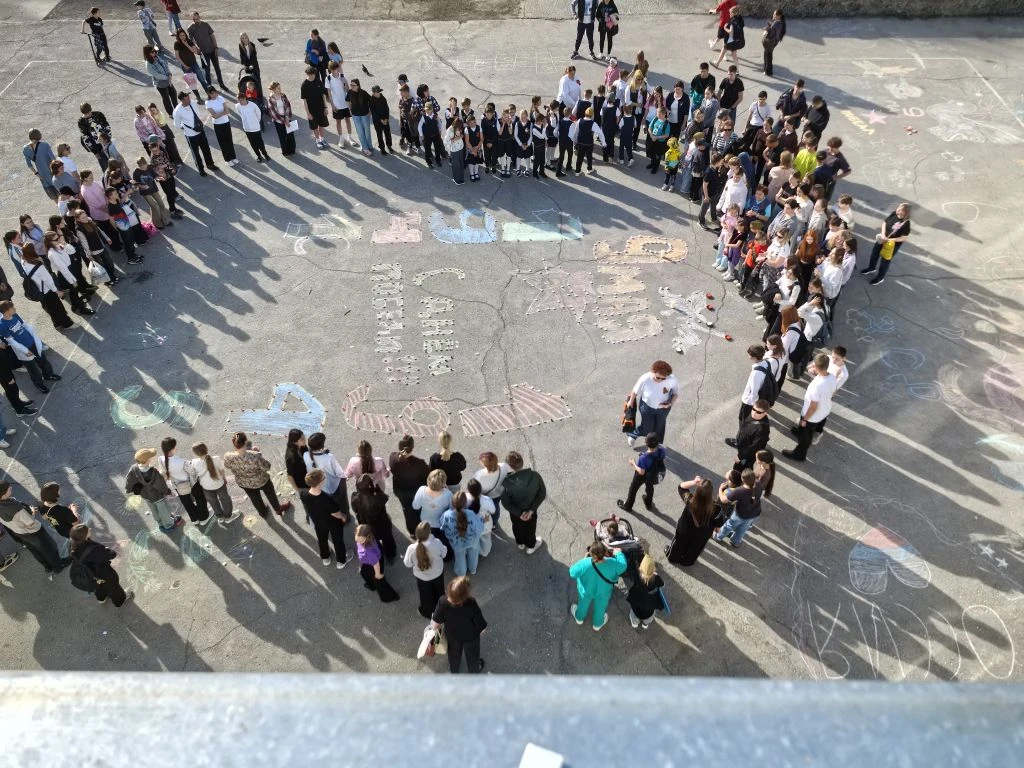 🕊️ В школе № 192 Новосибирска зажглись огни  памяти… В нашей школе прошла  трогательная акция «Свеча