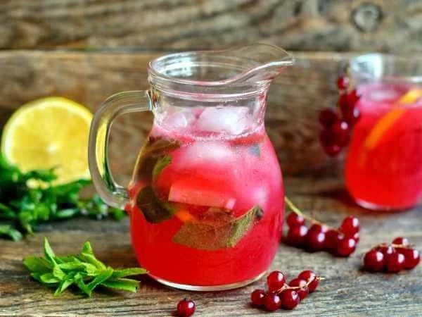 🍋 Лимонад с красной смородиной и мятой

Ингредиенты

• Красная смородина – 200 г
• Сахар – 5 ст. л.