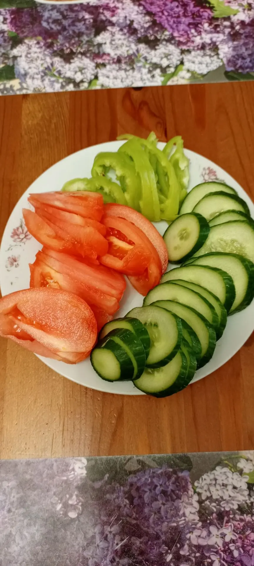 По-быстрому на обед котлеты, рис, овощи.
