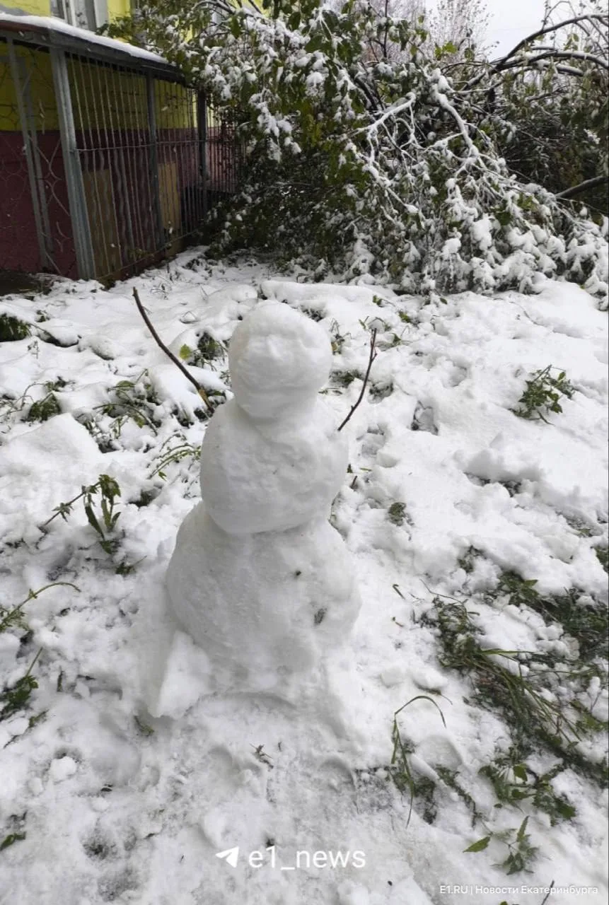 ⛄️ Снежного «человека» слепили в Свердловской области