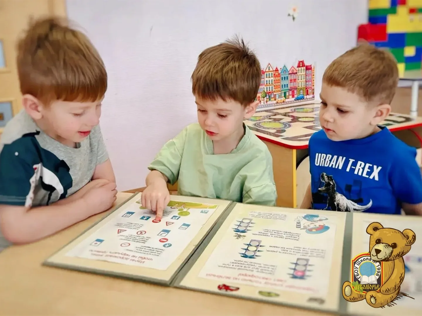 🚦 #ДайджестДошколят | Учимся безопасности через игру  В группе «Весёлые ребята» прошла неделя, посвя