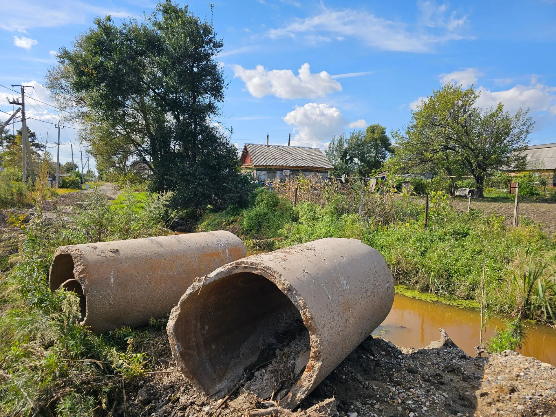 На левобережье, в переулке Комсомольский, приступили к замене водопропускной трубы. Пар...