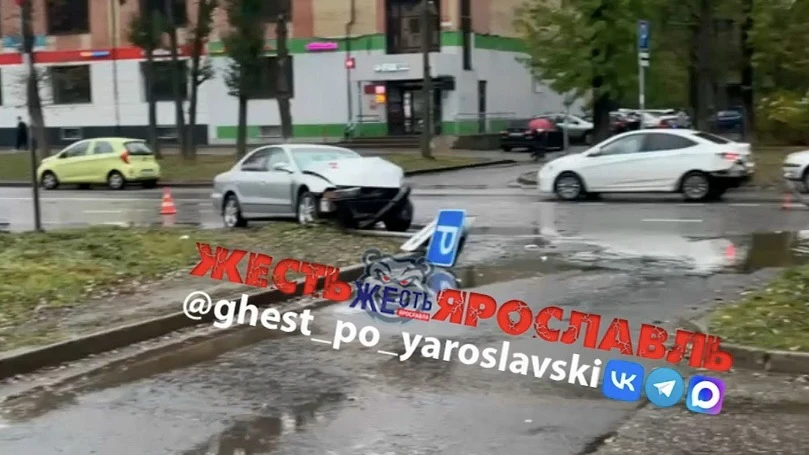 🚨 После ДТП на Урицкого в Ярославле пассажира увезли в больницу