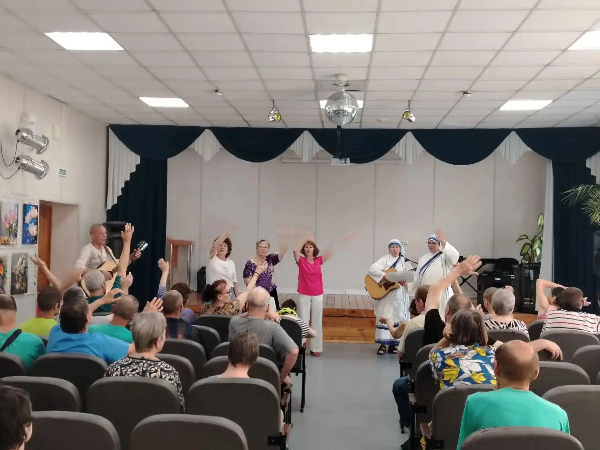В нашем доме звучит  добрая музыка.
⁣
К нам приезжали с выступлением сёстры милосердия — группа «Жаж