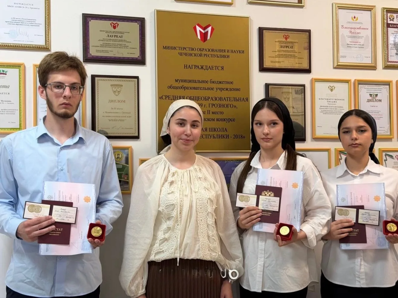 Золотой триумф наших сердец! 

Сегодня мы хотим говорить не о баллах и аттестатах, а о людях, которы