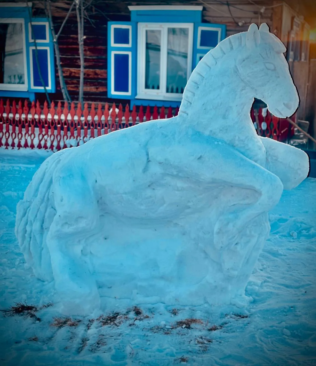 ❄️ Школа, каток и… огненная лошадь из снега! Семья Глызиных много лет радует земляков уличным творче