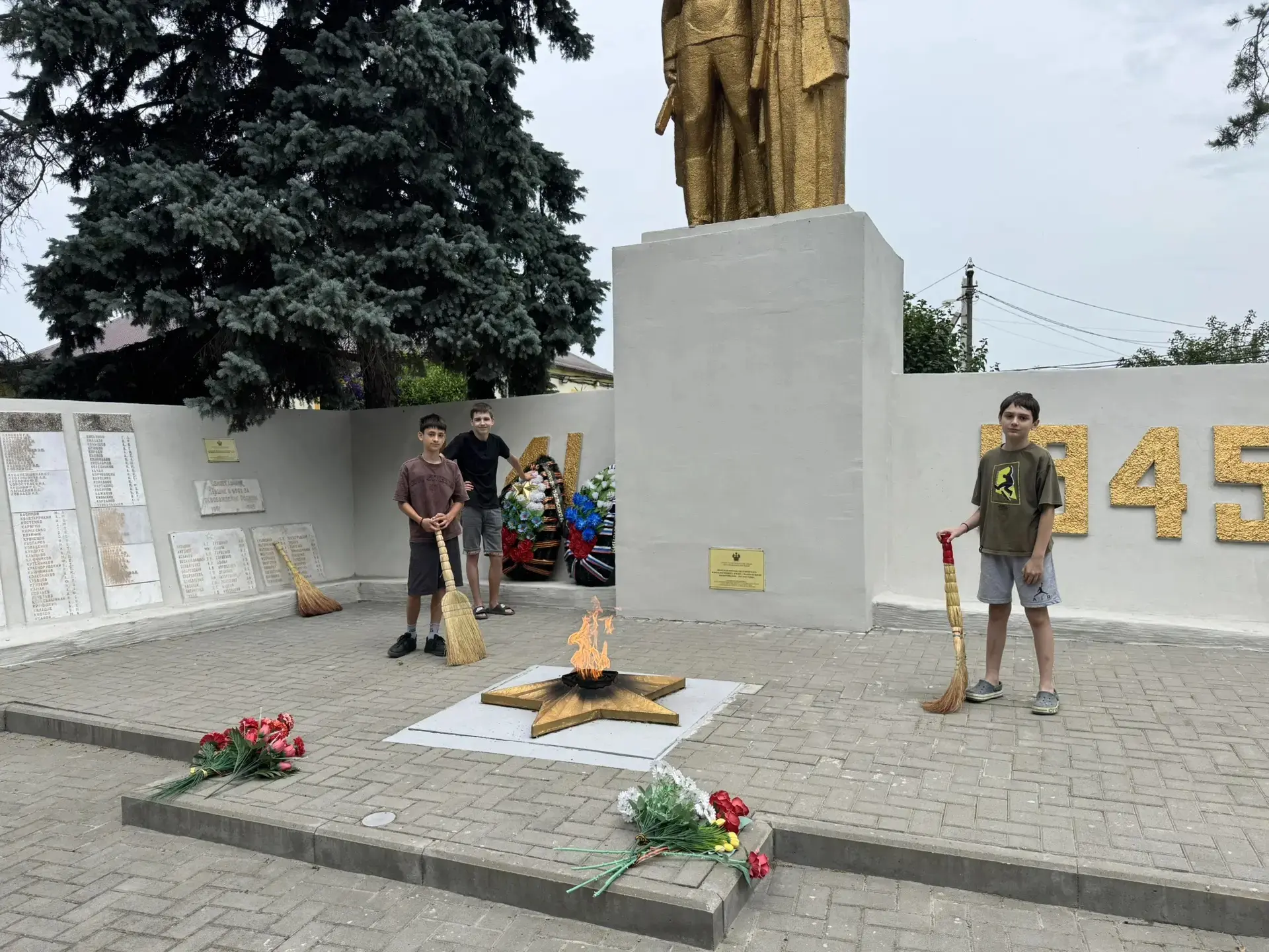 Память в наших делах. ✨

В преддверии Дня памяти и скорби, который отмечается 22 июня, ученики 7 «Б»