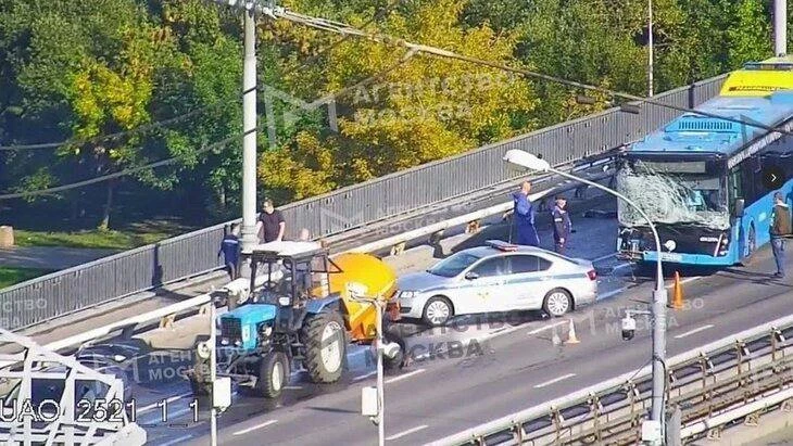 🚨 Утром на улице Борисовские пруды, 18к1, столкнулись поливальная машина и автобус 770...