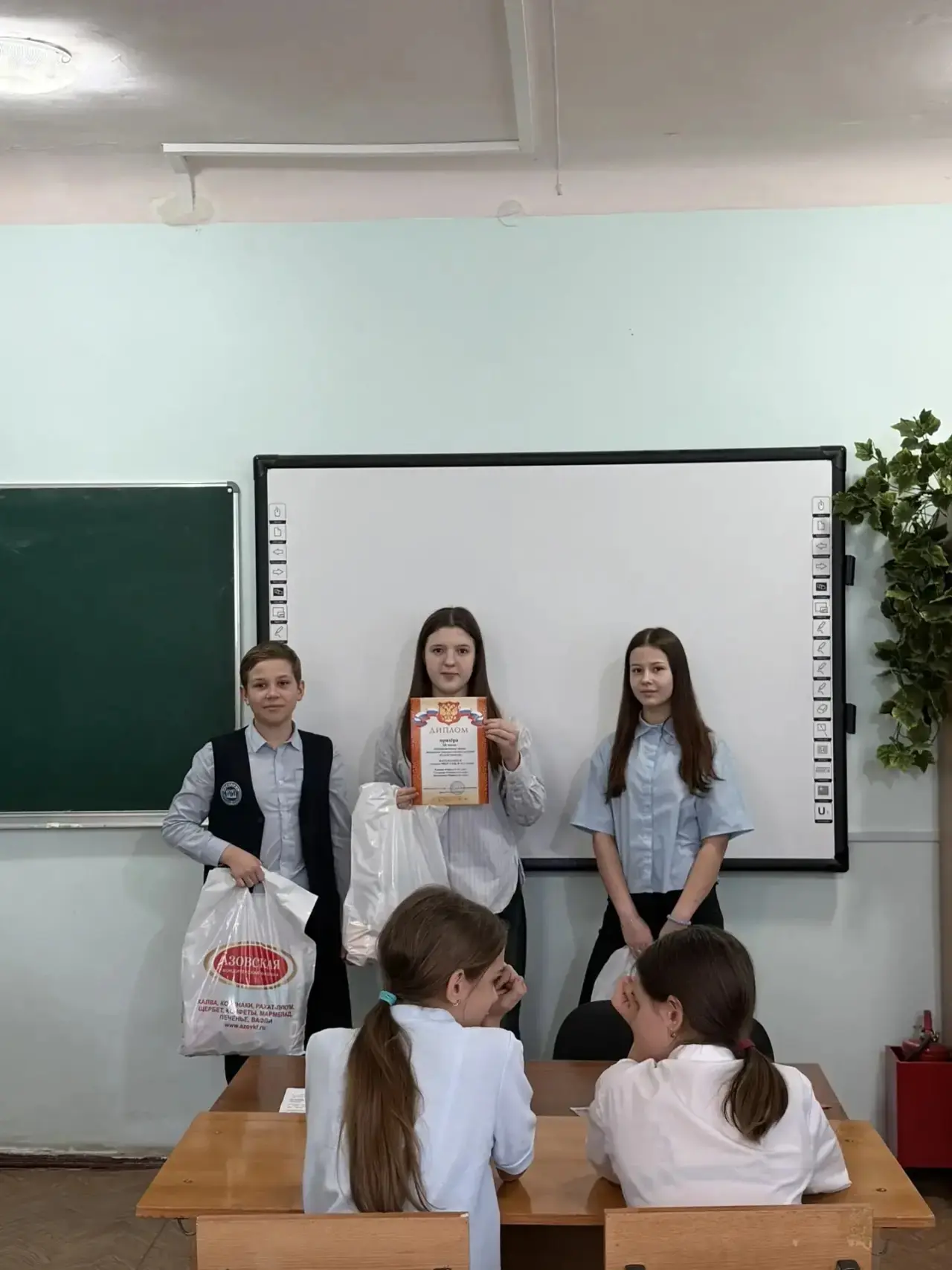 В городе завершился конкурс живых плакатов «Я в рабочие пойду!». Команда обучающихся 6 «Г» МБОУ СОШ 