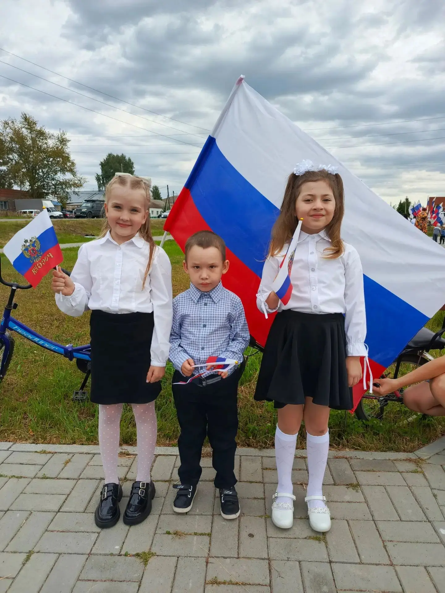 Флаг нашей страны — прекрасный, сине‑бело‑красный! 🇷🇺