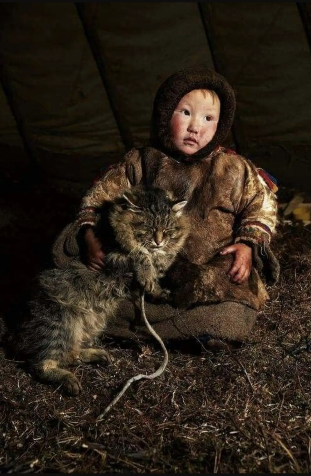 Ненецкий мальчик с кошкой