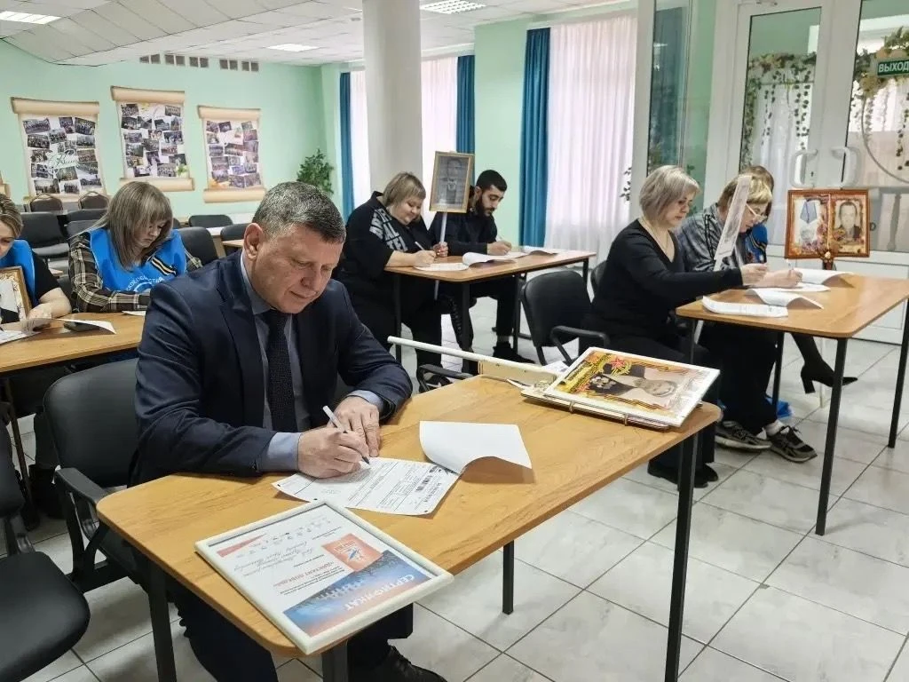 В Мантуровском районе написали «Диктант Победы» – 167 площадка (МРЦД) объединила тех, к...