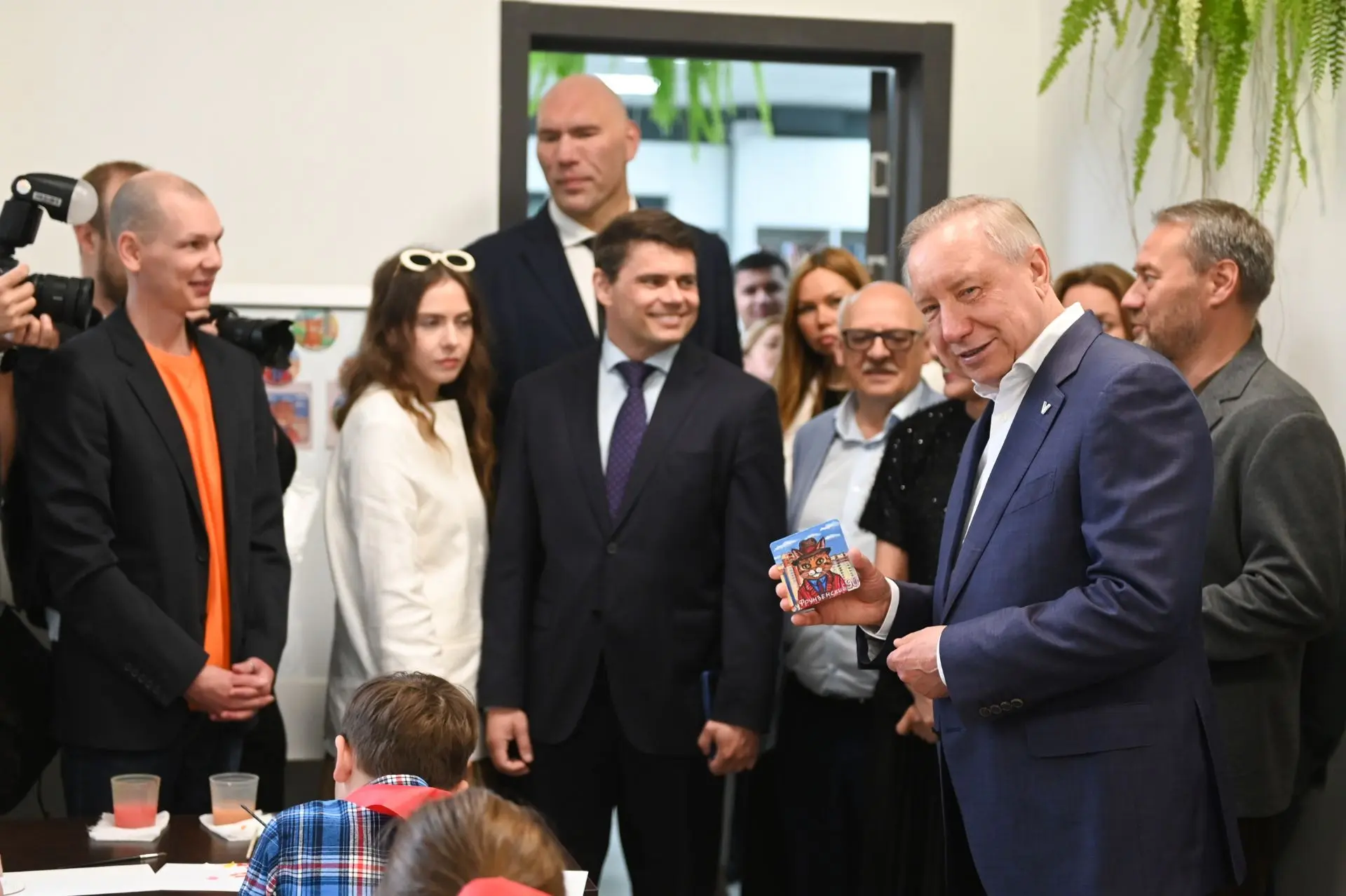 Губернатор Санкт‑Петербурга Александр Беглов посетил экспозицию Фрунзенского района в Библиотеке им.