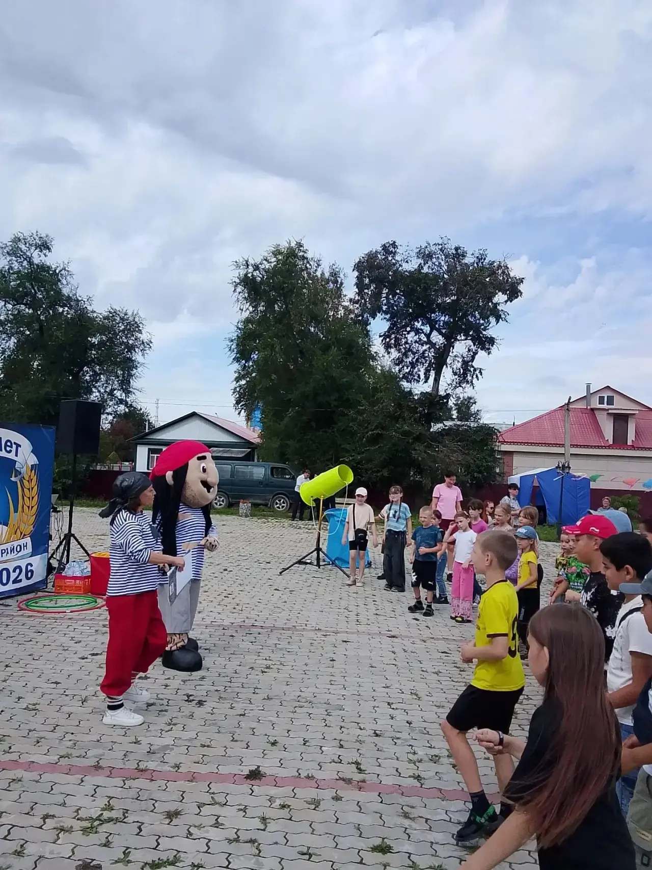 🎉Веселым пиратским движем в детском парке начали свой праздничный день девчонки и маль...