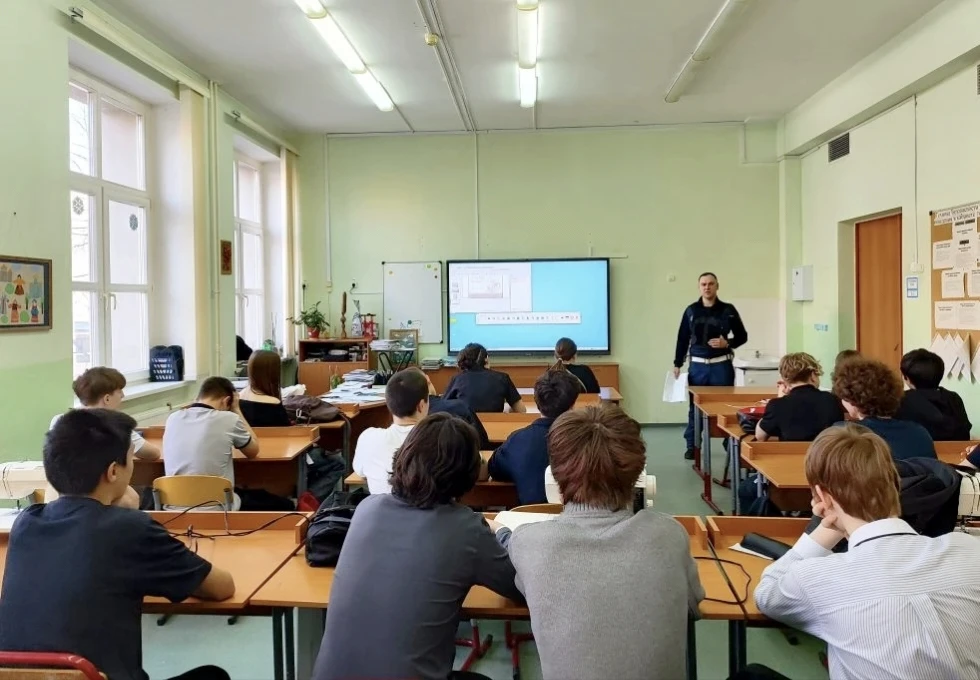 Безопасность на дорогах — это просто! 📢    🚦  Перед весенними каникулами инспектор ДПС Госавтоинспек