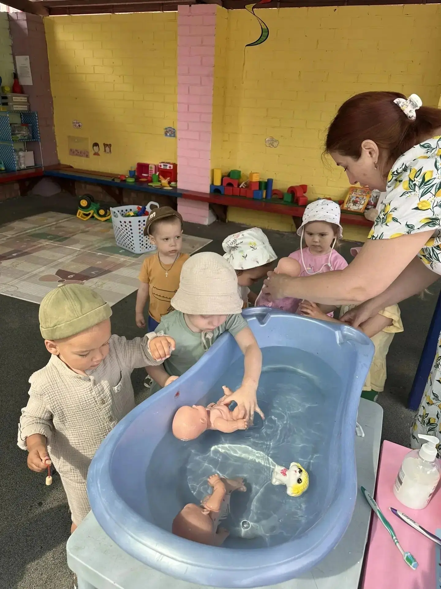 Неделя «Неболейка» в детском саду. Сегодня малыши группы "Капелька" купали пупсов, чистили им зубки,
