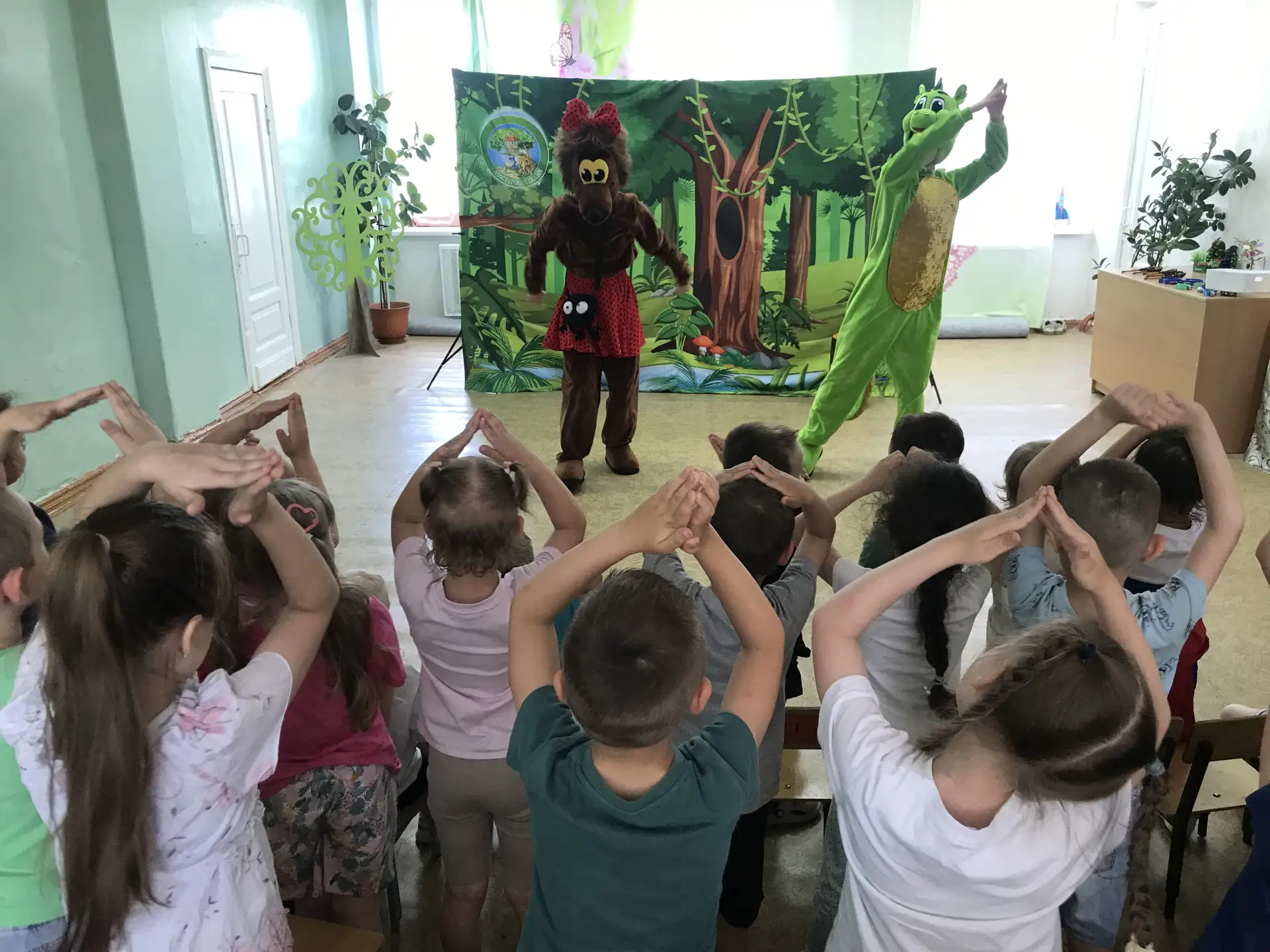 К нам в гости приезжал театр «Мастерская сказок» с добрым и увлекательным спектаклем «В...