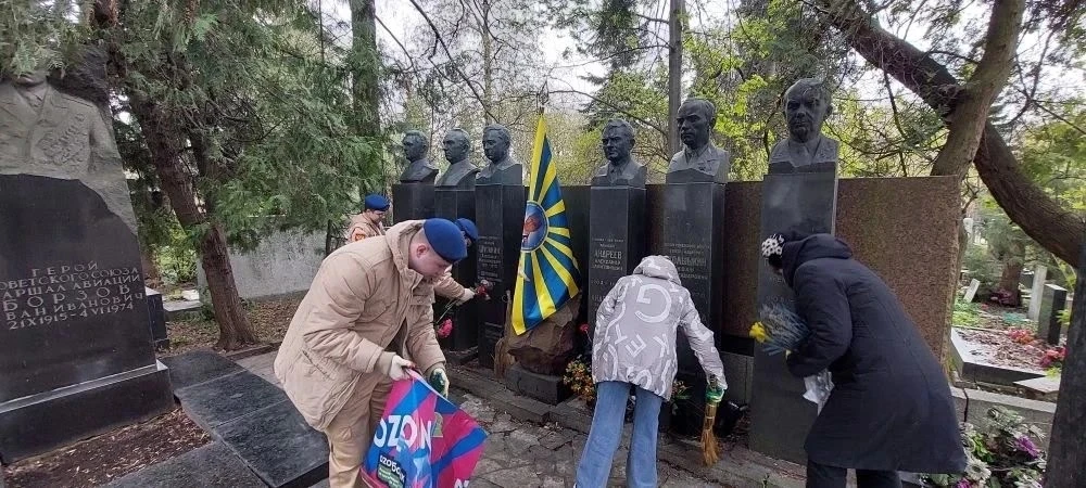 🎗В преддверии Дня Победы юнармейцы-волонтеры провели важную акцию на Новодевичьем кладбище.  • Убрал