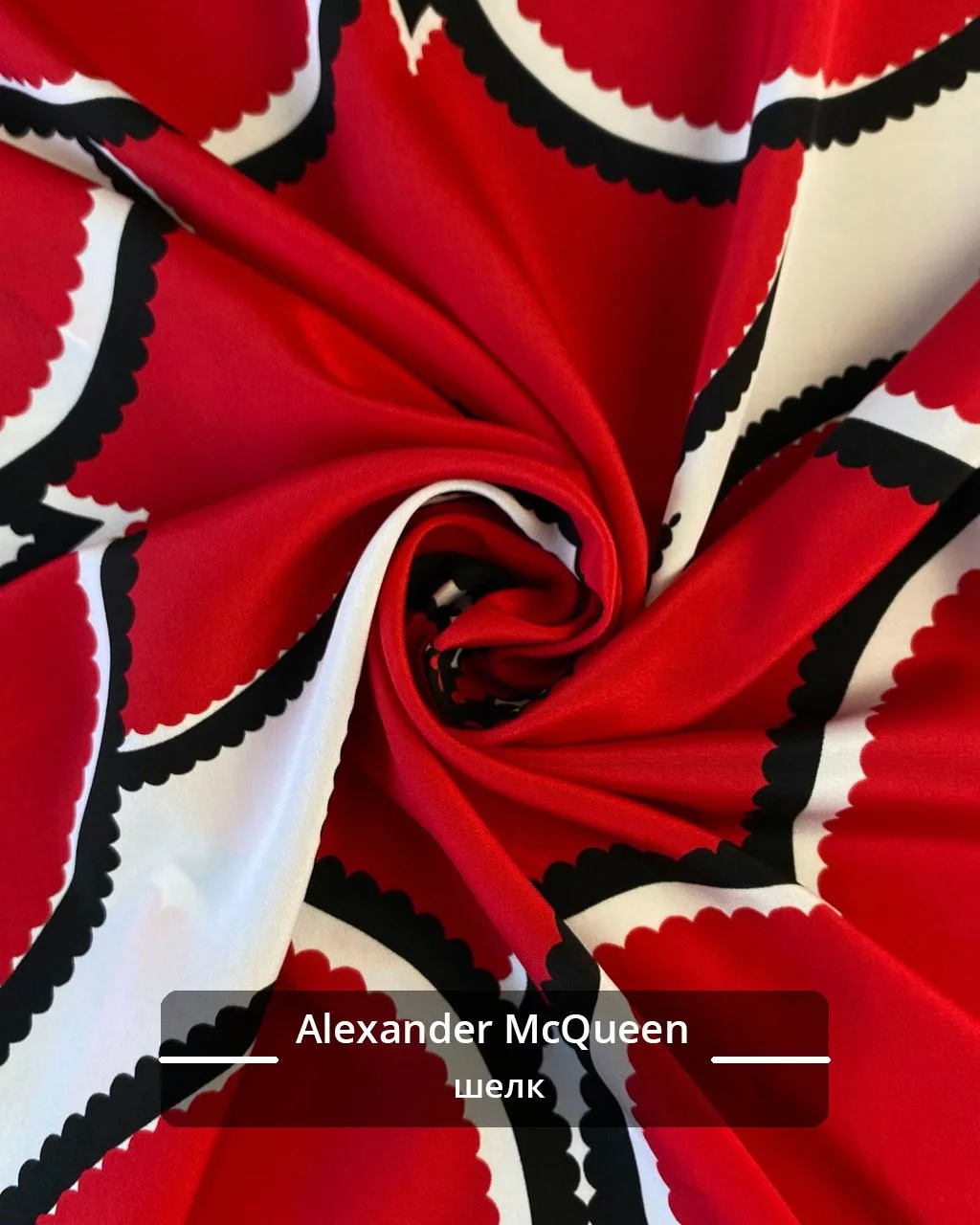 Новинка‼️Культовый принт Alexander McQueen в огненно-красном исполнении — идеальный бал...