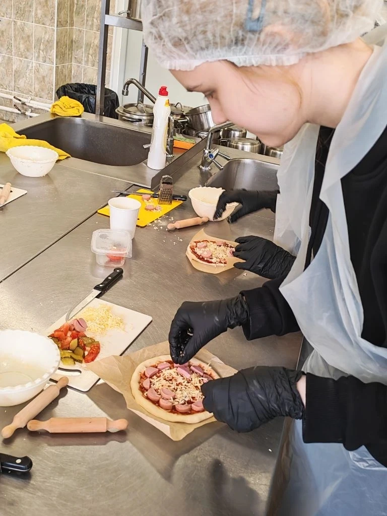 🍕 Пицца, дружба и новые навыки!  Ученики 9-х классов заглянули на профессиональную пробу в Политехни