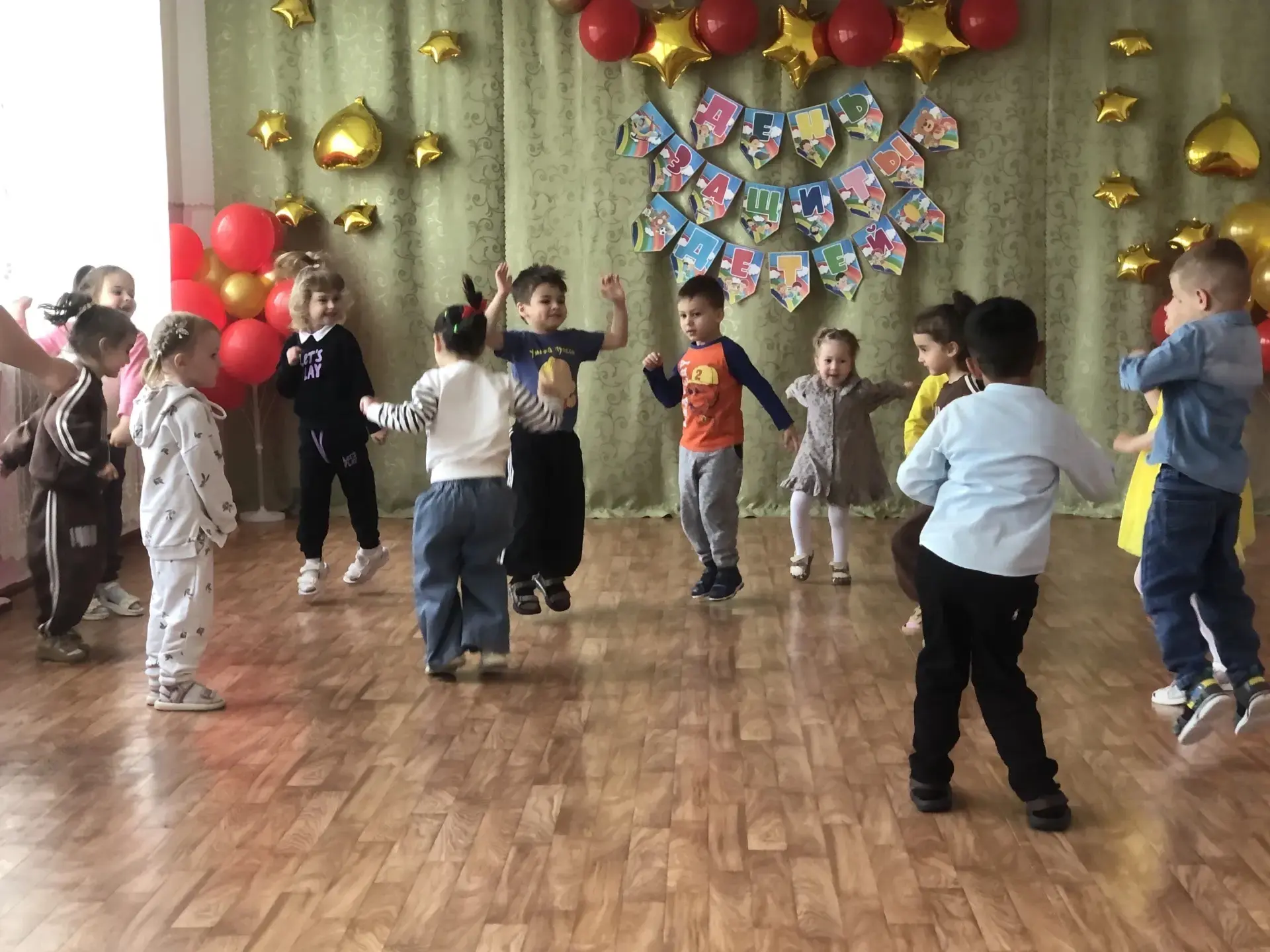 Праздник детства несмотря на погоду: в детском саду «Ивушка» отметили День защиты детей