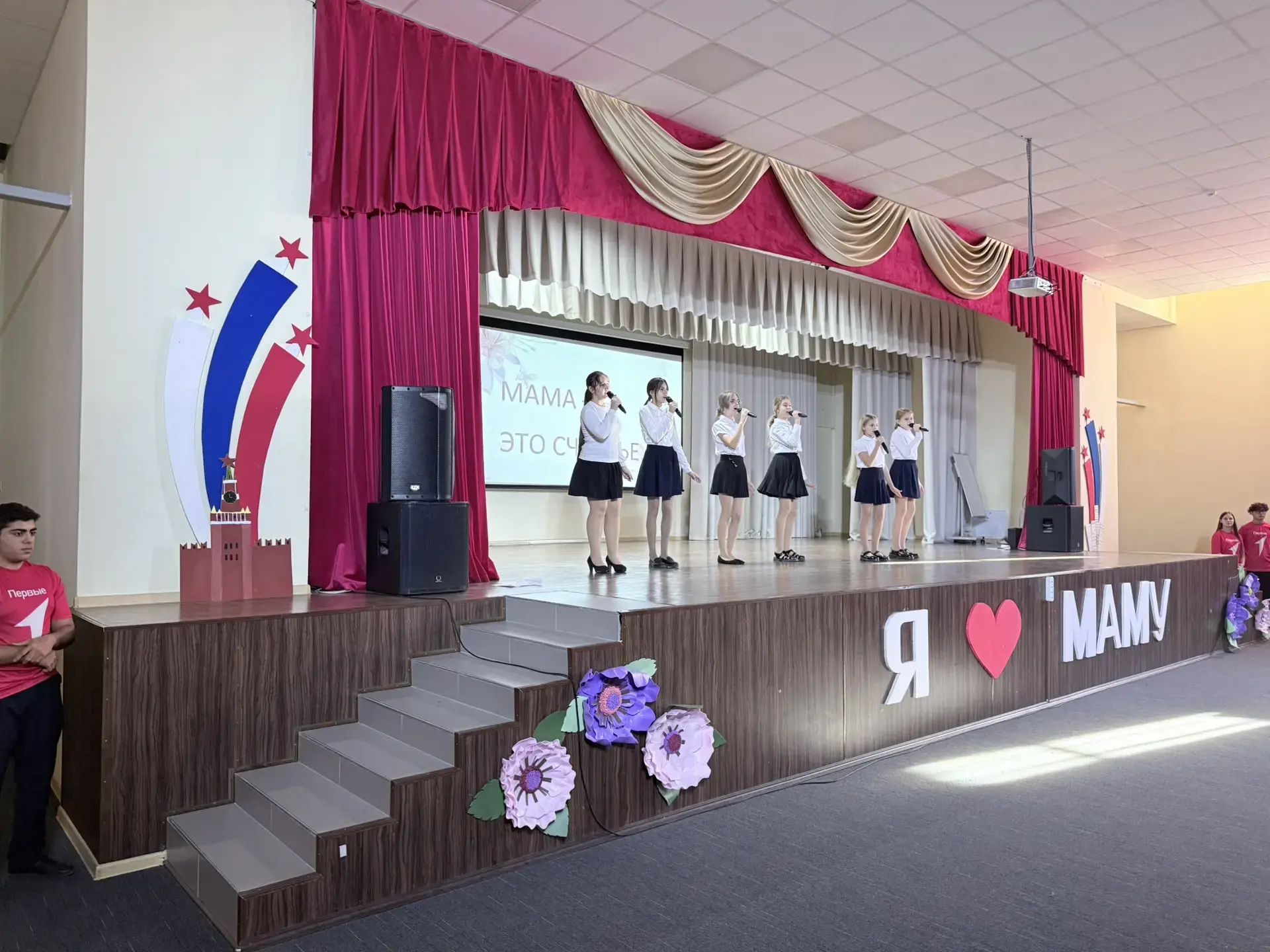 🌷 *Сегодня в нашей школе прошёл замечательный праздник, посвящённый светлому и душевному Дню Матери!