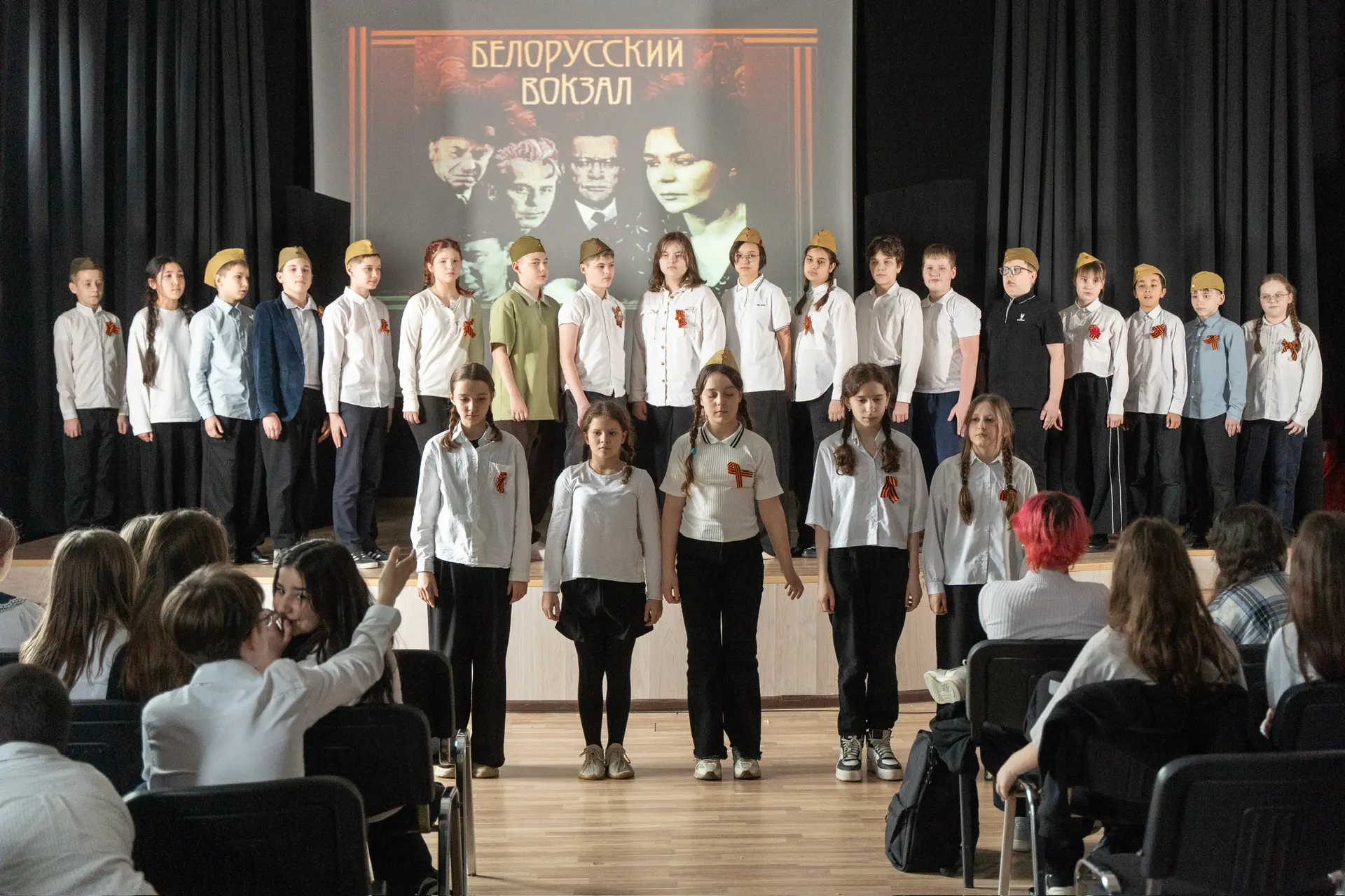 🎶 Песни Победы  🌟 В преддверии важной даты Дня Победы на сцене актового зала, расположенного по адре