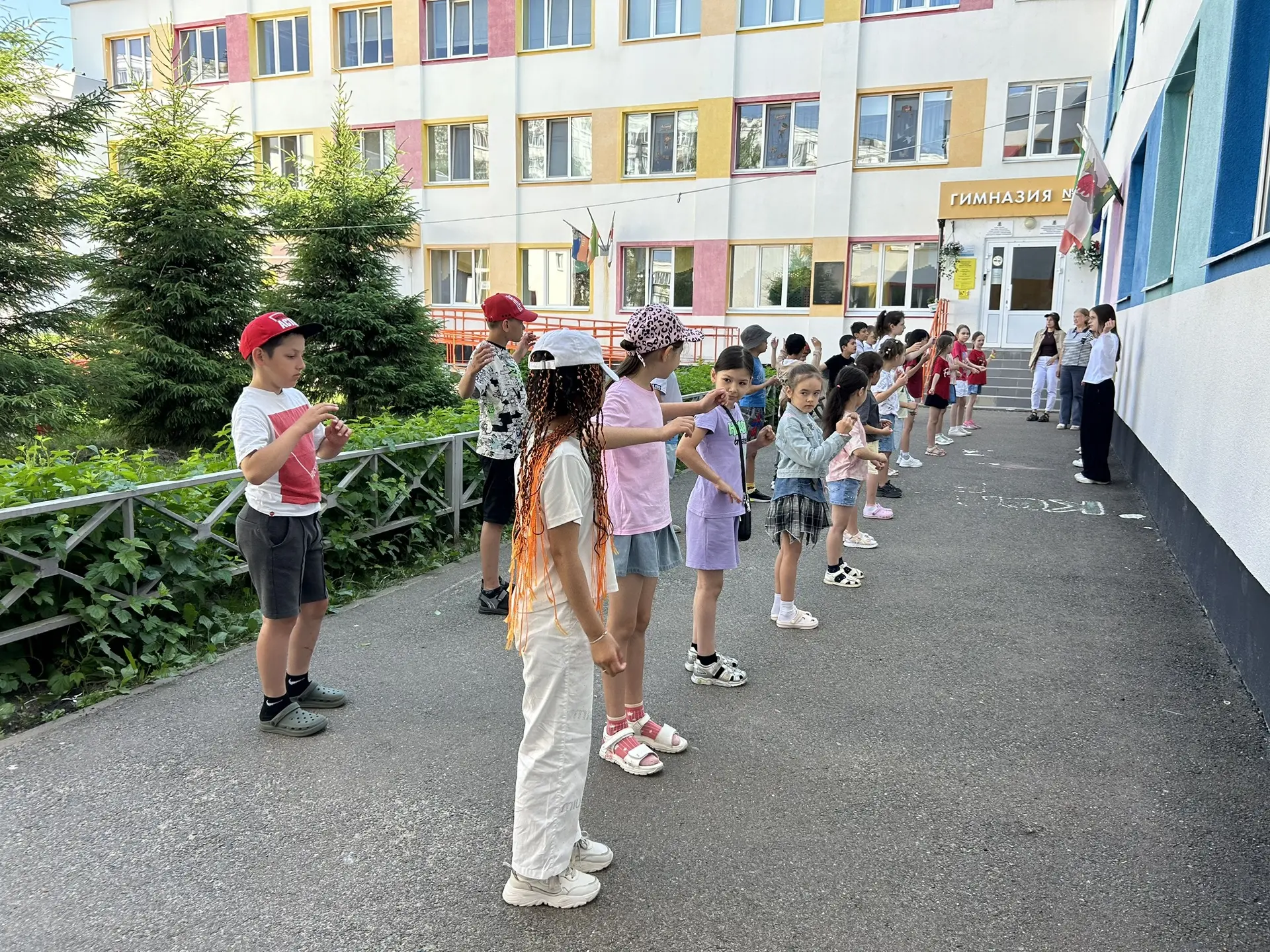В нашем летнем лагере «Отражение» утро начинается с позитивной энергии и зарядки!☀️

Каждое утро мы 