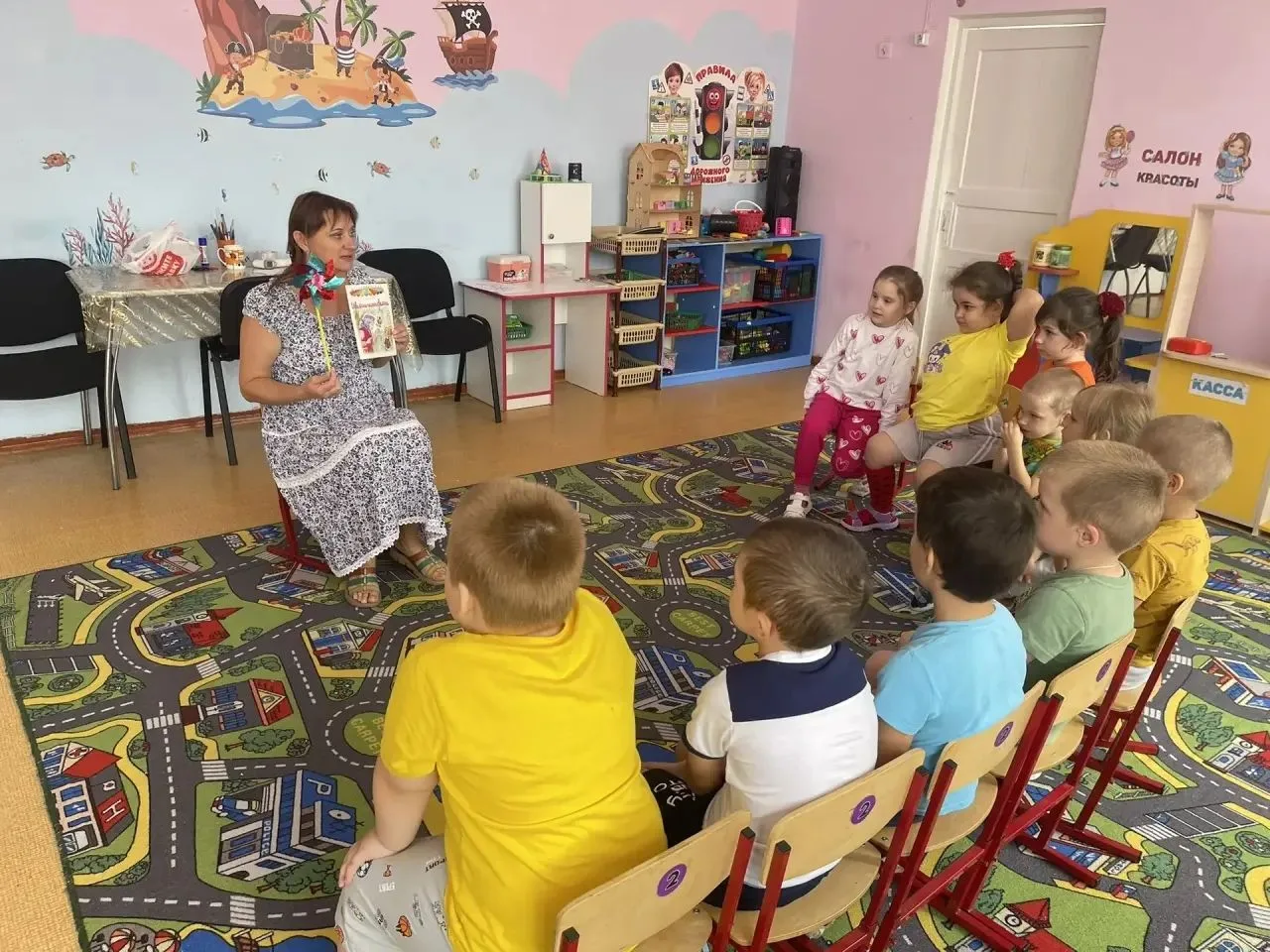 В группах «Капелька»💧и «Пчёлки»🐝 прошло чудесное занятие по рисованию на тему «Цветик‑семицветик»!