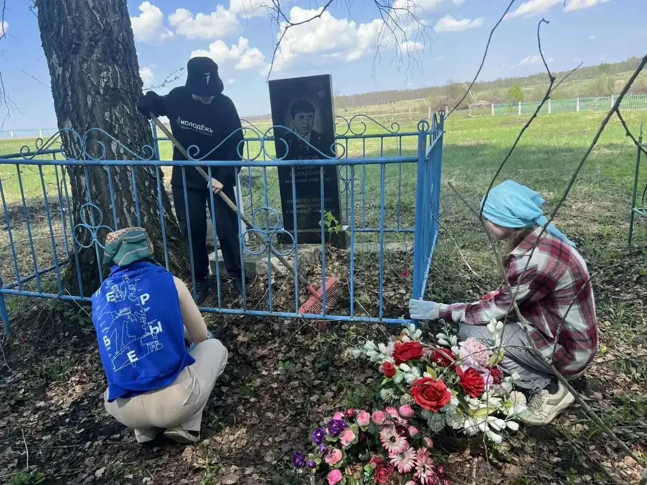 🔥Сегодня активисты «Движения Первых» школы села Каменный Брод провели субботник у памя...