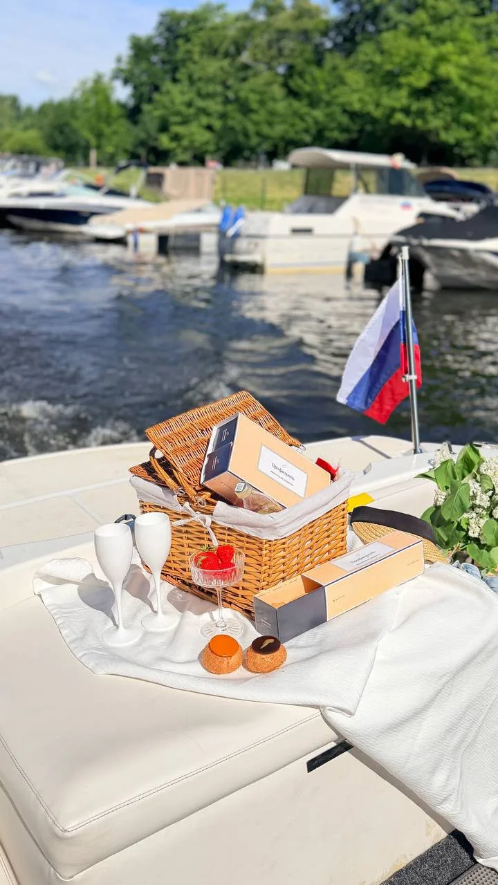 Друзья, всем доброе утро и замечательного дня! Приглашаем Вас на восхитительные завтраки на воде со 