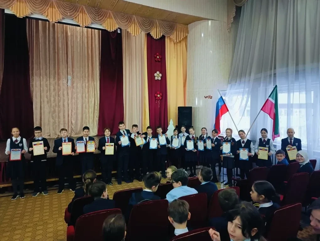 В эти дни в нашей школе были проведены линейки, на которых подвели итоги первого полугодия. Были отм