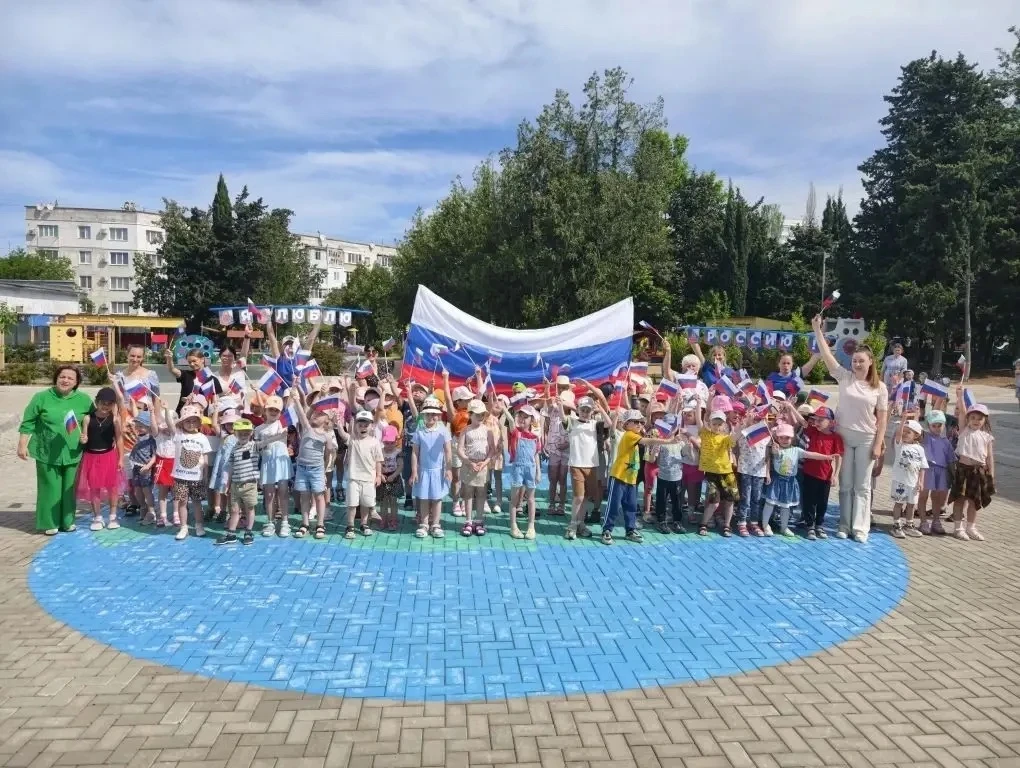 «Наша рубрика „Праздник в детском саду № 127“ продолжается! Смотрим новые кадры с Дня России. Фотоал