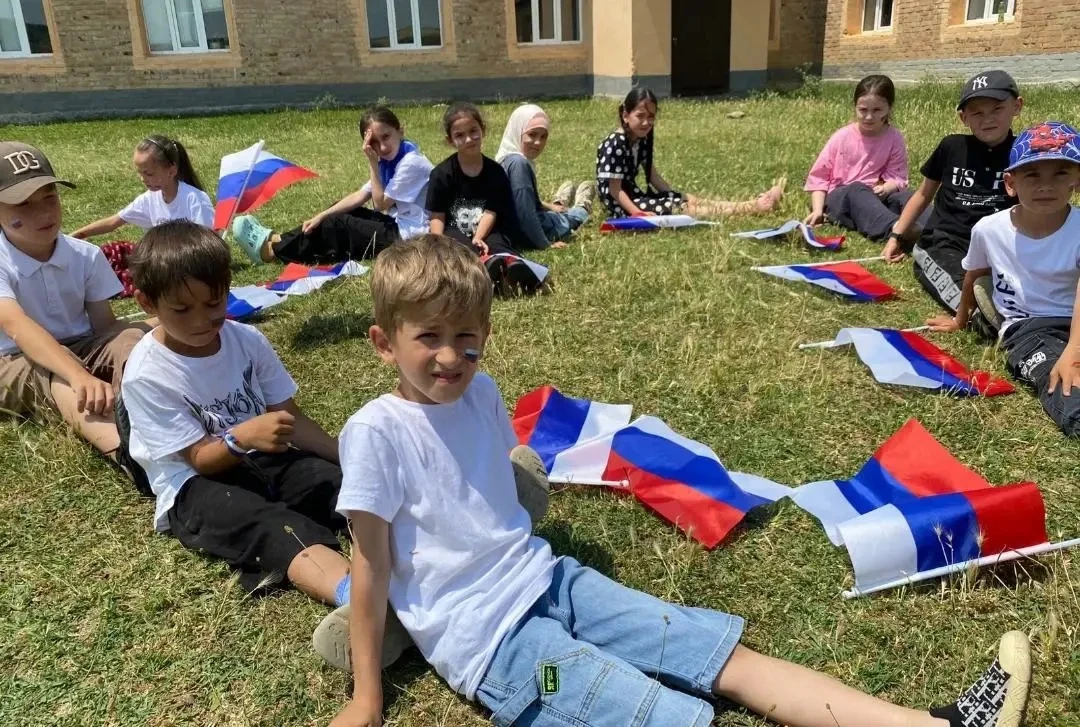 🌍Учащиеся Новолакского района присоединились к патриотическим акциям ко Дню России